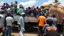 Refugiados huyen en un camión de los ataques en Cabo Delgado.