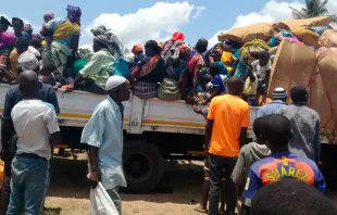Refugiados huyen en un camión de los ataques en Cabo Delgado. Crédito: ACN.