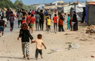 Palestinos desplazados cerca a la ciudad de Khan Yunis, en el sur de la Franja de Gaza, en octubre de 2024. Crédito: Anas Mohammed / Shutterstock.