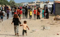 Palestinos desplazados cerca a la ciudad de Khan Yunis, en el sur de la Franja de Gaza, en octubre de 2024.