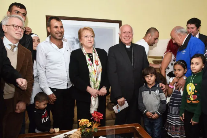 66 refugiados sirios llegan a un Chile solidario y acogedor, dice Cardenal Ezzati