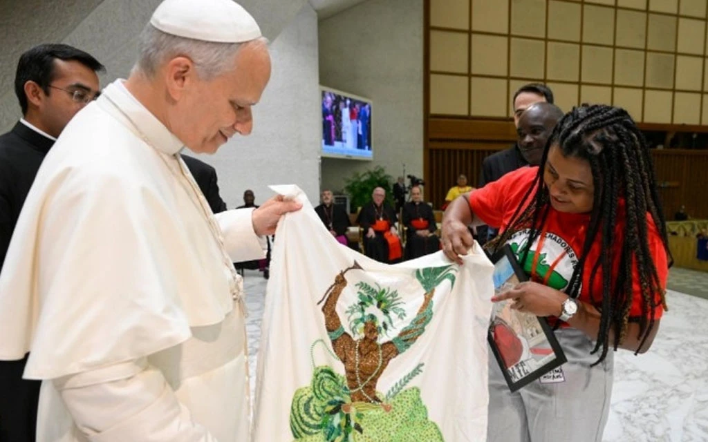 Regalan al Papa una imagen de orixá con cuentas de candomblé.?w=200&h=150