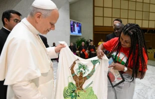 Regalan al Papa una imagen de orixá con cuentas de candomblé. Crédito: Vatican Media.
