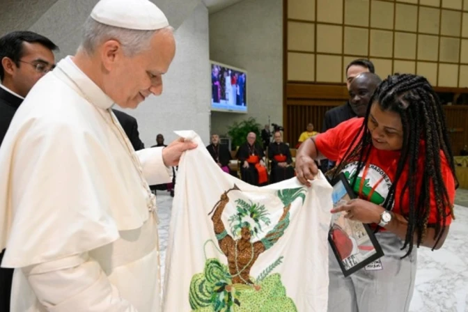 Regalan al Papa una imagen de orixá con cuentas de candomblé.