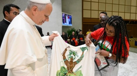 Regalan al Papa una imagen de orixá con cuentas de candomblé.