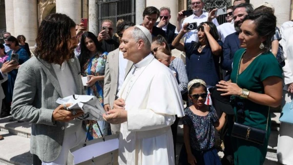 El actor le dio un regalo al Pontífice de parte de todo el equipo. Crédito: Vatican Media