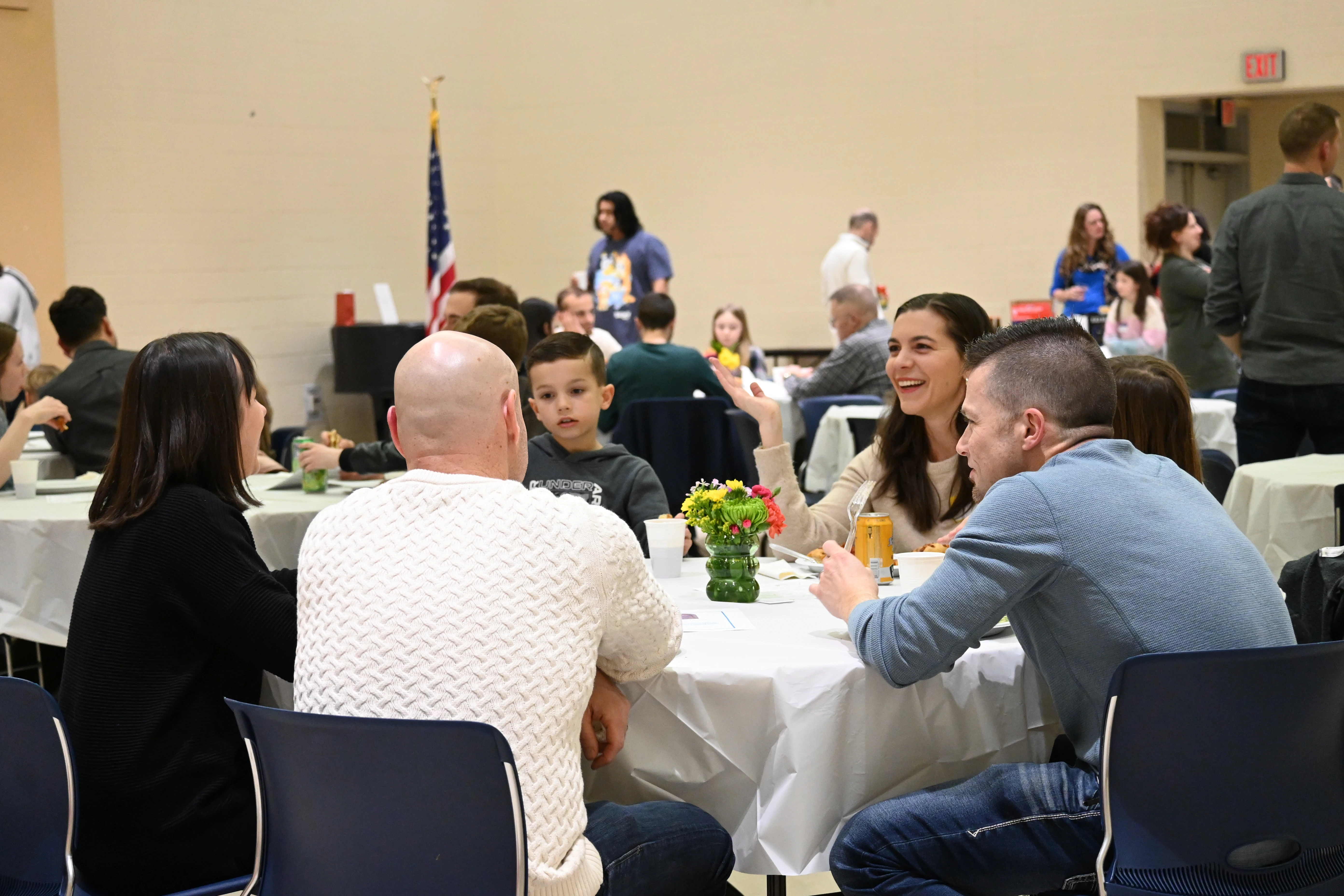 Familias participan en la reunión "El Cielo en tu Hogar" de Trinity House Community, en la iglesia San Juan Apóstol en Leesburg, Virginia. Crédito: Grace George