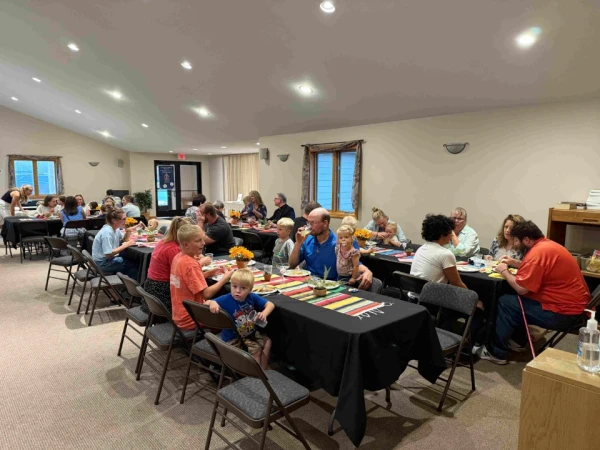 Familias cenan juntas en la reunión "El Cielo en tu Hogar" en la iglesia de la Santísima Trinidad en Goodhue, Minnesota. Crédito: Regina Poncelet