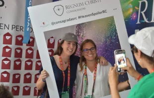 Stand del Regnum Christi en la JMJ Lisboa 2023. Crédito: Flickr de Regnum Christi España Oficina de Comunicación.