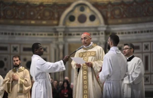 El Cardenal Baldassare Reina preside el rito de clausura en San Juan de Letrán. Crédito: Vatican Media.