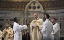 El Cardenal Baldassare Reina preside el rito de clausura en San Juan de Letrán.