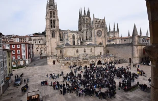 Alumnos de la asignatura de Religión reunidos ante la Catedral de Burgos (España). Crédito: Archidiócesis de Burgos.