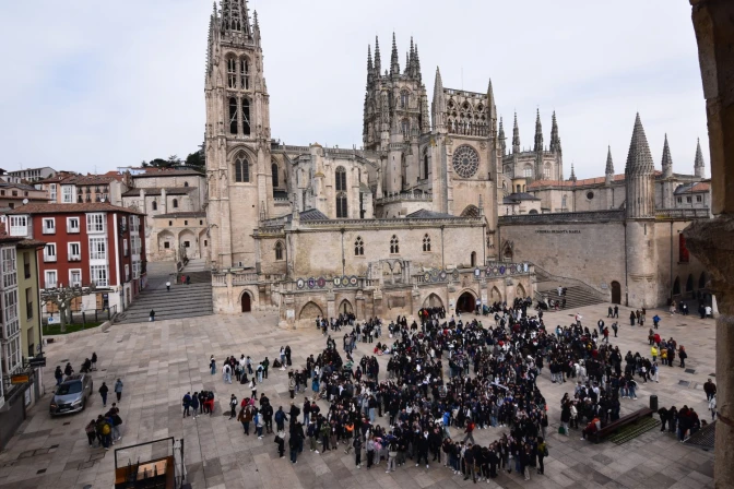 Alumnos de la asignatura de Religión reunidos ante la Catedral de Burgos (España).