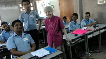 La hermana Miriam Francis Perlewitz con estudiantes de la escuela de inglés BACHA en Daca, Bangladesh.