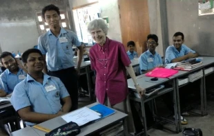 La hermana Miriam Francis Perlewitz con estudiantes de la escuela de inglés BACHA en Daca, Bangladesh. Crédito: Hermanas Maryknoll