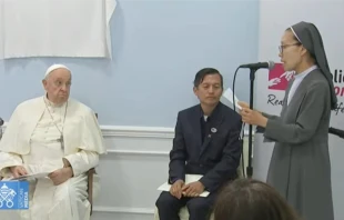 Sor Verónica Kim, de las Hermanas de San Pablo de Chartres, comparte al Papa Francisco su testimonio de servicio a los indigentes enfermos en Mongolia. Crédito: Vatican Media