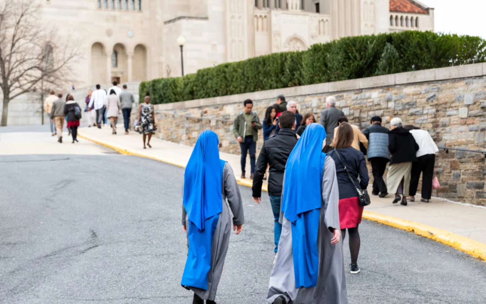 Monjas caminan frente a la Basílica del Santuario Nacional de la Inmaculada Concepción en Washington, D.C., durante la Pascua de 2018.?w=200&h=150