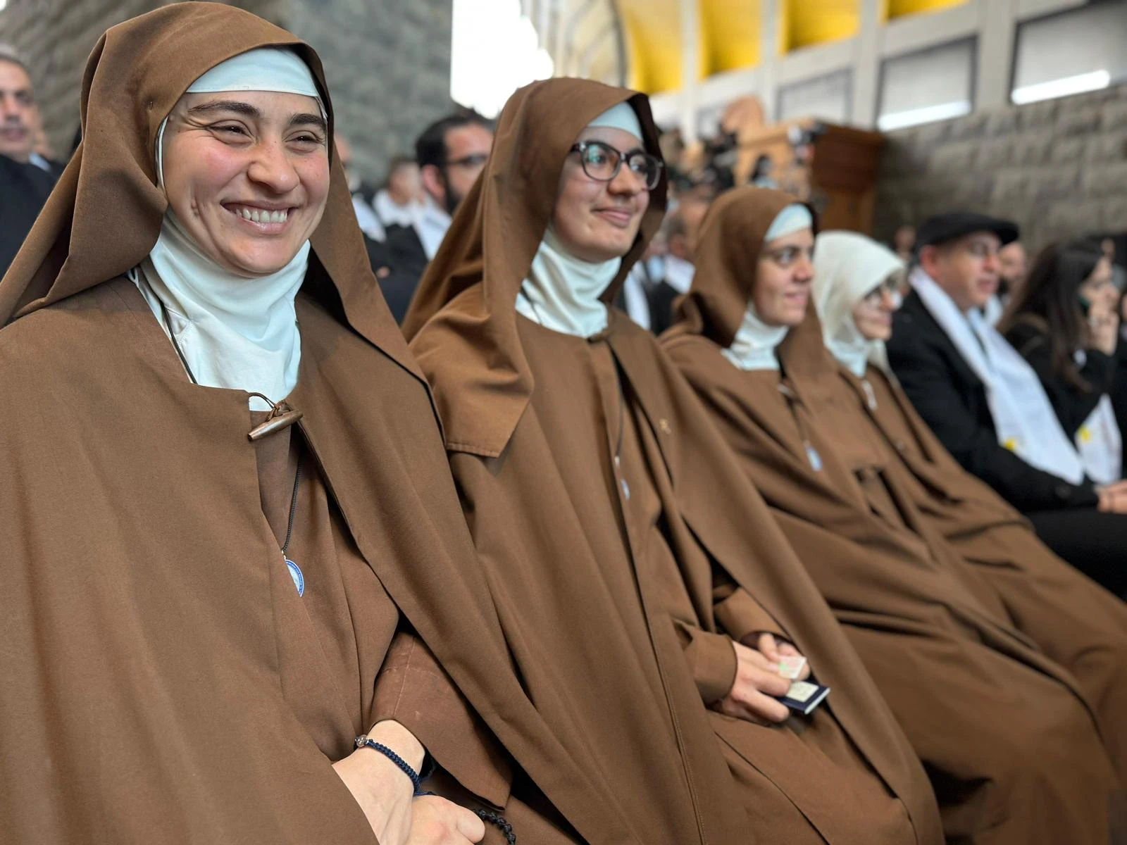 Religiosas reciben al Papa León XIV en el Santuario de Nuestra Señora del Líbano, en Harissa, el 1 de diciembre de 2025. Crédito: Magdalena Wolinska-Reidi - EWTN News.