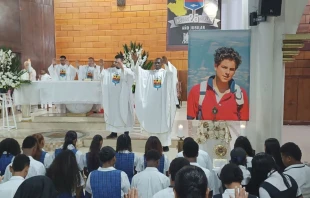 La reliquia de Carlo Acutis es acogida en la catedral de Tumaco, Colombia, ciudad donde ocurrió un milagro eucarístico en 1906. Crédito: Reliquias y Amigos de Carlo Acutis Colombia