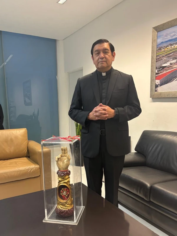 P. Hugo Valdemar junto a la reliquia del brazo de San Judas Tadeo. Crédito: Cortesía P. Hugo Valdemar.
