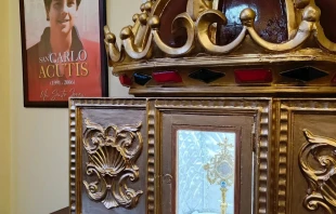 Reliquia de San Carlo Acutis entronizada. Crédito: Cortesía de Milagro Eucarístico Perú - 1649