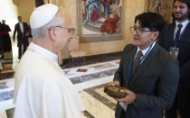 Renzo Trujillo saluda al Papa León XIV.