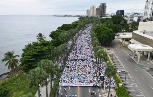 Cerca de 50.000 personas participaron en la caminata "Un Paso por mi Familia" en el Malecón de Santo Domingo. Crédito: Arquidiócesis de Santo Domingo