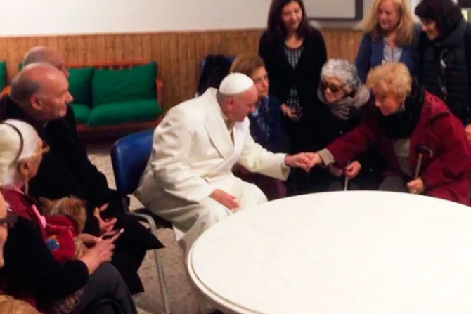 VIDEO: En Viernes de la Misericordia, el Papa visita por sorpresa casa de ancianos