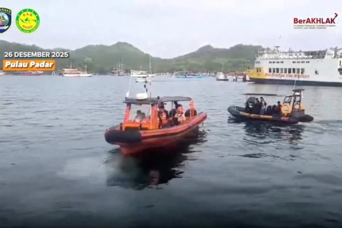 Operativo de rescate tras el naufragio de un barco en Indonesia en el que fallecieron 4 españoles de una familia.