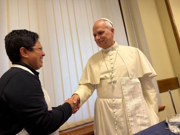 La hermana responsable de la cocina saluda al Papa en el almuerzo con los obispos peruanos. Crédito: Conferencia Episcopal Peruana.