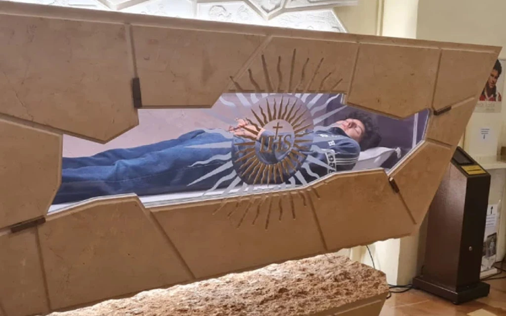 Los restos de San Carlo Acutis en Asís. | Crédito: Diego López Marina.