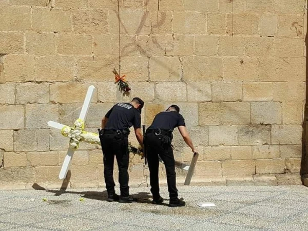 Policías retiran las cruces de madera instaladas por los vecinos de Callosa de Segura. Crédito: Plataforma en Defensa de la Cruz.