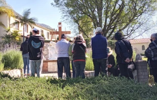 Cristianos reflexionando sobre las estaciones de la cruz en el Centro de Retiro Pasisionista Mater Dolorosa en California, durante la celebración religiosa del Viernes Santo, 7 de abril de 2023. Crédito: Darrel Guilbeau - Shutterstock