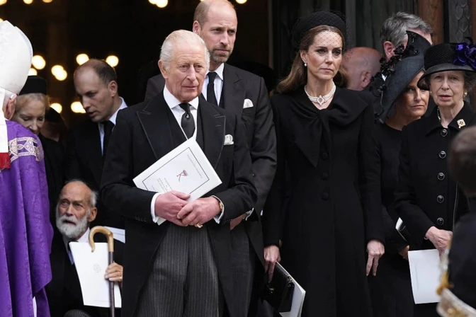 rey Carlos, Papa León