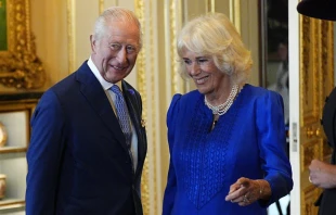 El rey Carlos III y la reina Camilla observan objetos expuestos durante una visita a la exposición de la Royal Collection en el Green Drawing Room durante la visita de Estado del presidente de los Estados Unidos de América al Castillo de Windsor el 17 de septiembre de 2025, en Windsor (Inglaterra). La pareja real ha anunciado una visita de Estado al Vaticano a finales de octubre de 2025. Crédito: Aaron Chown - WPA Pool/Getty Images.
