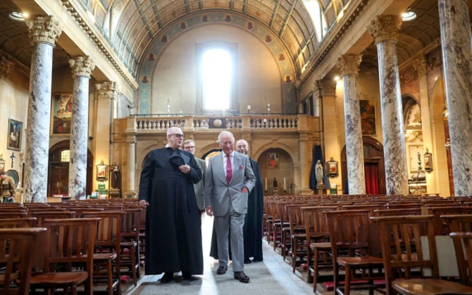 El rey Carlos III de Gran Bretaña (derecha); el P. Ignatius Harrison (izquierda); Daniel Joyce (atrás a la izquierda), archivista y bibliotecario de Newman, Oratorio de Birmingham; y el p.Anton Guziel (atrás a la derecha) caminan durante una visita al Oratorio de San Felipe Neri el 3 de septiembre de 2025.?w=200&h=150