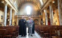 El rey Carlos III de Gran Bretaña (derecha); el P. Ignatius Harrison (izquierda); Daniel Joyce (atrás a la izquierda), archivista y bibliotecario de Newman, Oratorio de Birmingham; y el p.Anton Guziel (atrás a la derecha) caminan durante una visita al Oratorio de San Felipe Neri el 3 de septiembre de 2025.