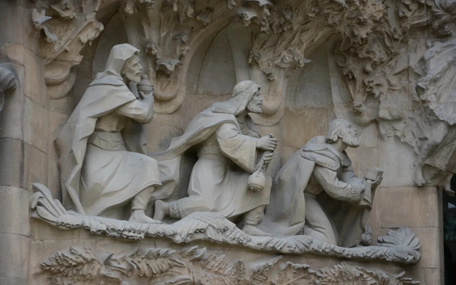 Relieve de la adoración de los Reyes Magos en el templo de la Sagrada Familia en Barcelona (España).?w=200&h=150