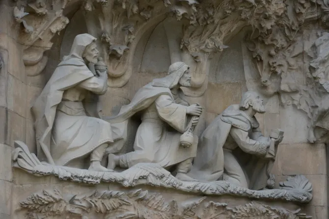 Relieve de la adoración de los Reyes Magos en el templo de la Sagrada Familia en Barcelona (España).