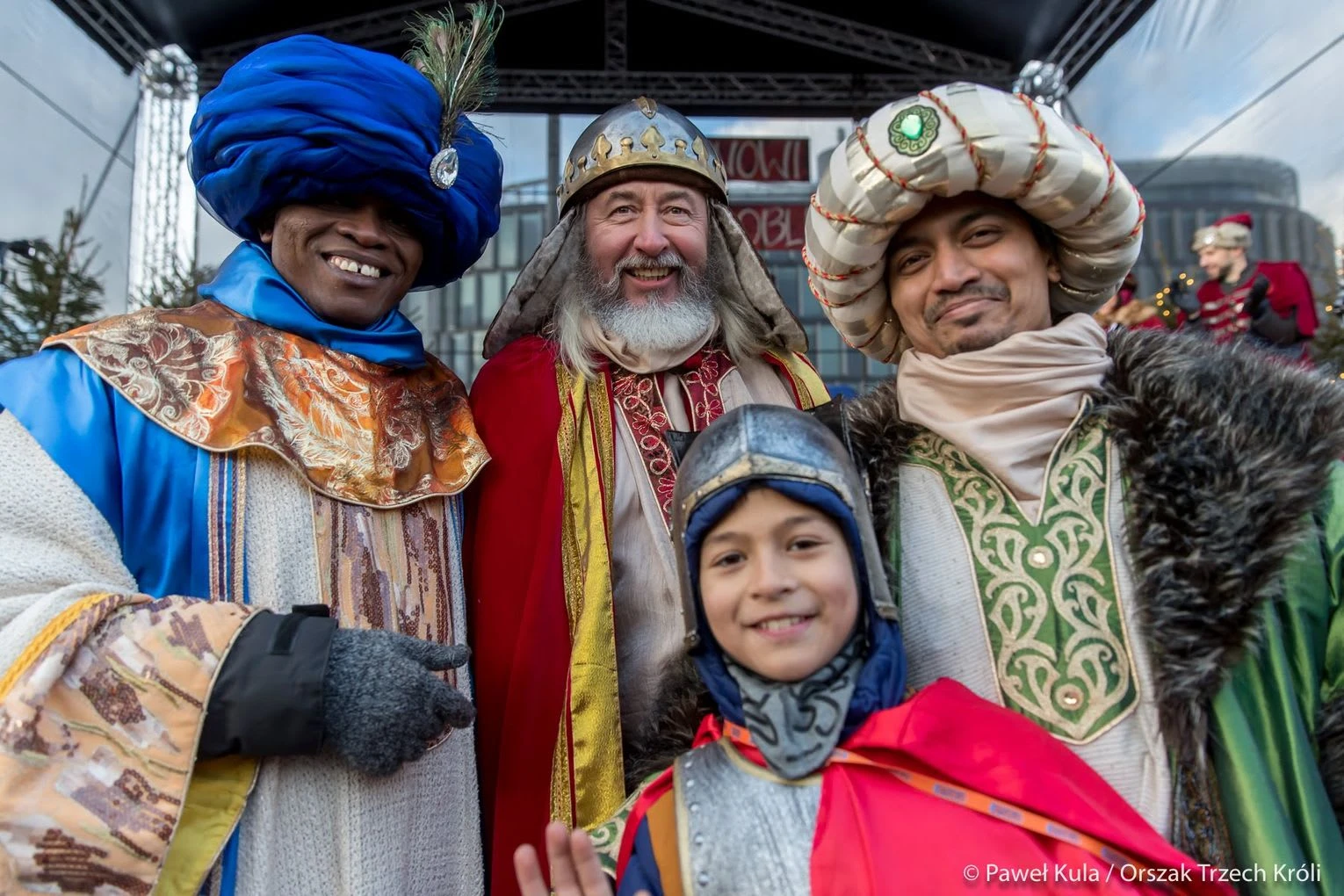 Participantes que representan a los Reyes Magos posan con un niño durante la Procesión de los Reyes Magos en Varsovia, Polonia, el martes 6 de enero de 2025. Crédito: Paweł Kula/Fundacja Orszak Trzech Króli