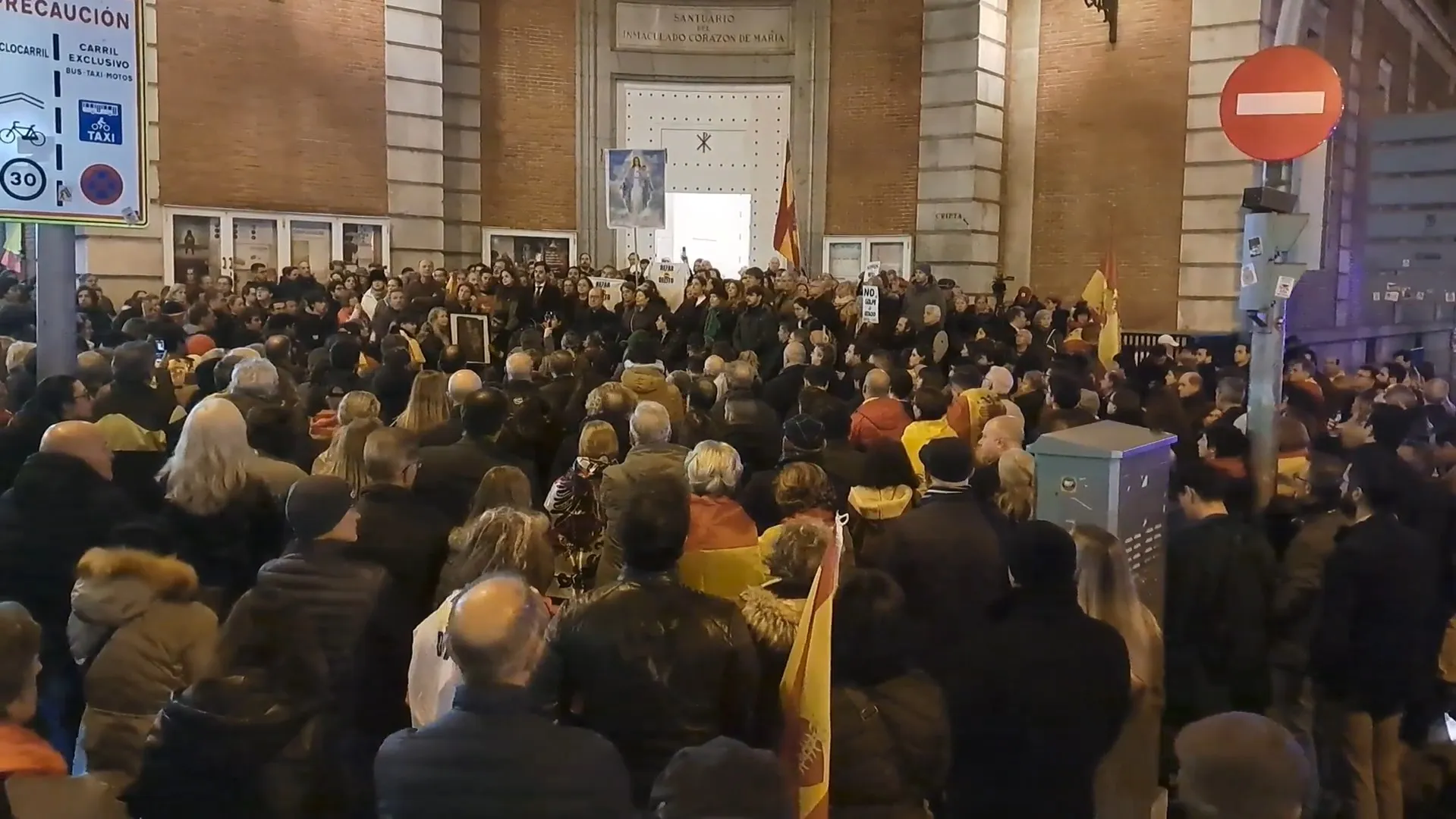 Centenares de españoles se congregan para rezar el Rosario en un acto prohibido por el Gobierno.?w=200&h=150