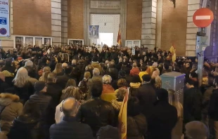 Centenares de españoles se congregan para rezar el Rosario en un acto prohibido por el Gobierno. Crédito: Nicolás de Cárdenas / ACI Prensa