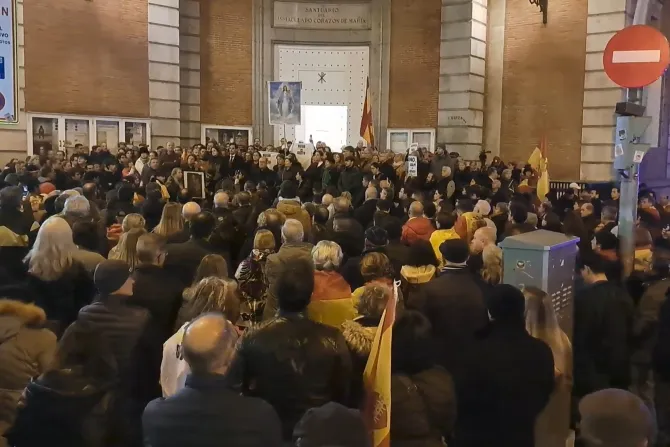 Centenares de españoles se congregan para rezar el Rosario en un acto prohibido por el Gobierno.