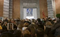 Laicos españoles rezan el Santo Rosario por España en Madrid.