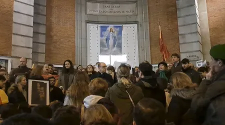 Laicos españoles rezan el Santo Rosario por España en Madrid.
