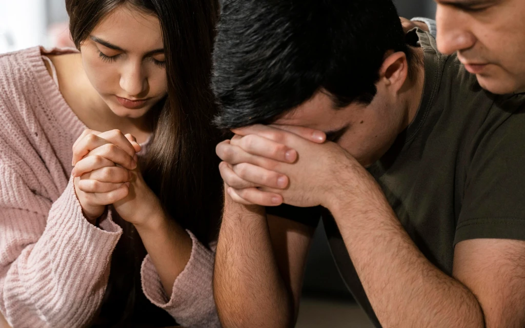 Imagen referencial de un grupo de personas rezando?w=200&h=150