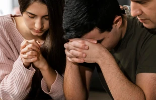 Imagen referencial de un grupo de personas rezando Crédito: Freepik