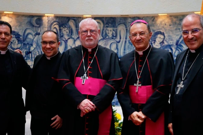 Mons. Richard Gallagher con el Nuncio en México, Mons. Joseph Spiteri, junto a otros prelados en la Nunciatura en México el 25 de julio.