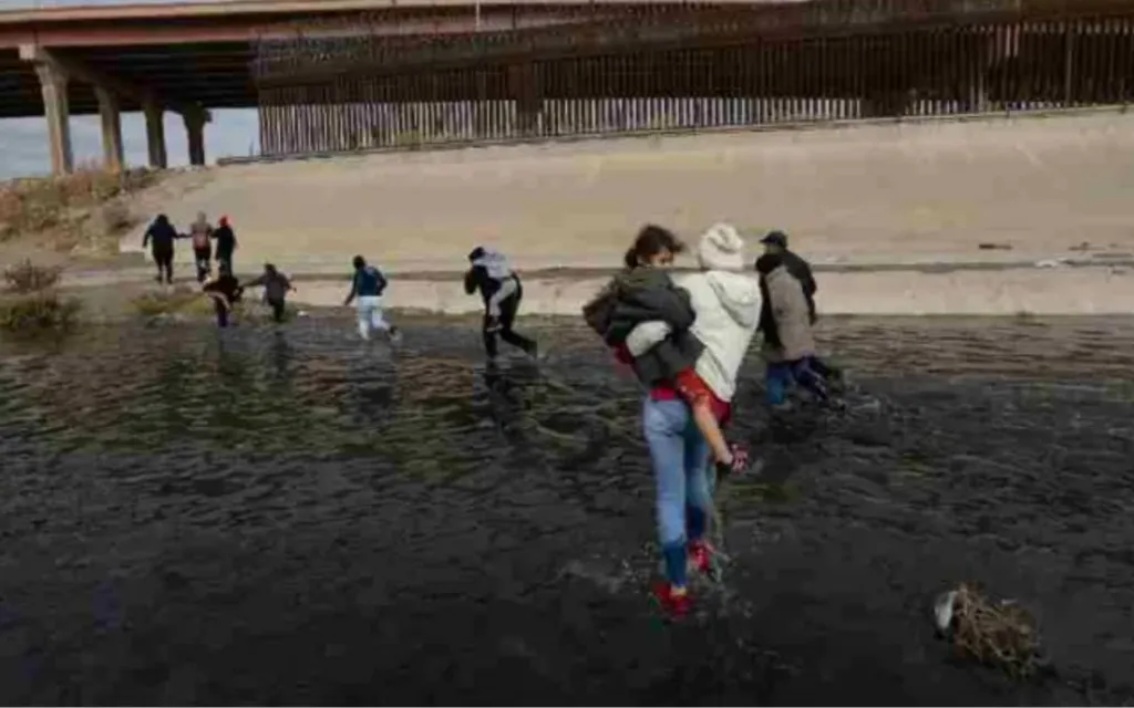 Un grupo de migrantes de Sudamérica cruza la frontera de Río Bravo entre México y Estados Unidos para pedir asilo.?w=200&h=150