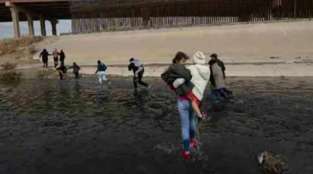 Migrantes cruzando el Río Bravo entre México y Estados Unidos